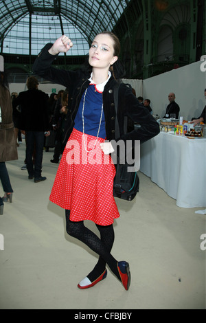 Chanel Backstage Paris bereit zum tragen Frühling Sommer Brünette Frauen stehen ballte die Faust, Kamera Tragetasche, und tragen Stockfoto