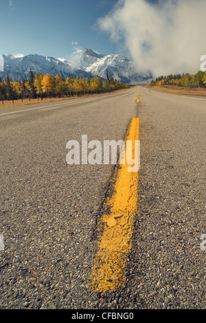 Highway 11 entlang See Abraham mit Mount Peskett, Kootenay Plains, Alberta, Kanada Stockfoto