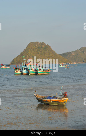 Beiboot auf Strand und Angelboote/Fischerboote vor Anker, Prachuap Kiri Khan Hafen, Golf von Thailand, Thailand Stockfoto