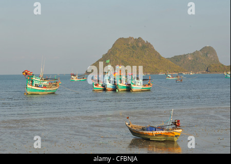 Beiboot auf Strand und Angelboote/Fischerboote vor Anker, Prachuap Kiri Khan Hafen, Golf von Thailand, Thailand Stockfoto