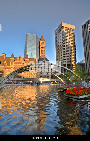 Altes Rathaus und Rathaus-Pool, Toronto, Ontario, Kanada Stockfoto