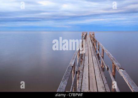 Holzsteg am See Winnipeg. Matlock, Manitoba, Kanada. Stockfoto