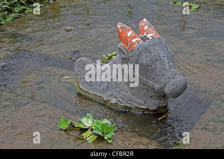 Nandi in Wasser bei Shri Koteshwar Tempel liegt zwischen Dorf Glied und Gove in der Mitte des Flusses Krishna, Satara, Maharashtra, Stockfoto