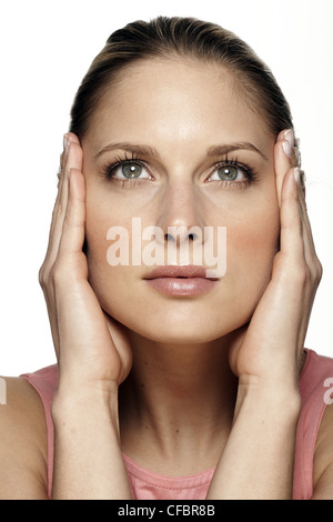 Weibchen mit den Händen auf Gesicht Stockfoto