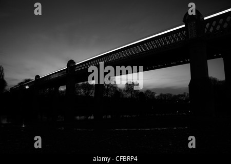 Zug überquert die Themse auf der Kew-Eisenbahnbrücke, Strang auf dem Green, London, UK Stockfoto