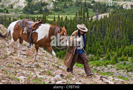 Trail Rider geht sein Pferd in den Itcha Mountains in British Columbia Kanada Stockfoto