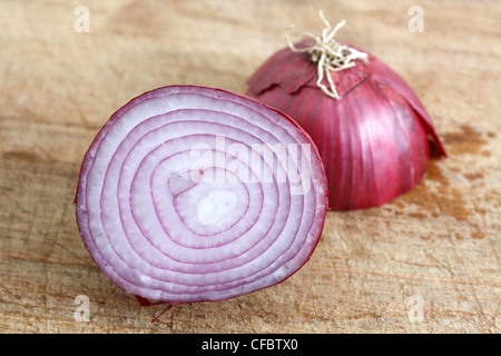 Eine rote Zwiebel in zwei Hälften geschnitten Stockfoto