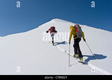 Männer Skitouren, Parker Ridge, Banff Nationalpark, Alberta, Kanada Stockfoto