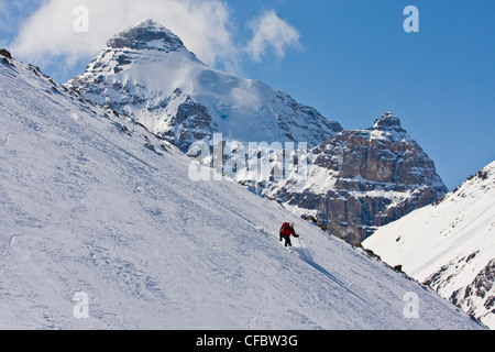 Mann Skitouren, Parker Ridge, Banff Nationalpark, Alberta, Kanada Stockfoto