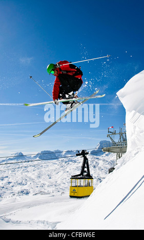 Wächte, springen, Ski, Freerider, springen, Ski, sport, Action, Wintersport, Extremsport, Dachstein, Österreich, Seilbahn, s Stockfoto