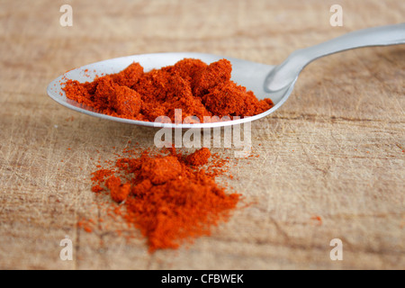 Paprika auf einem Löffel auf eine Holzoberfläche Stockfoto