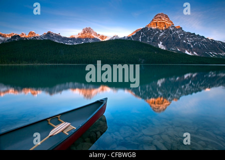 Kanu bei Wasservögeln See Blick auf Mount Chephren entlang der Eisfelder Parkway im Banff Nationalpark, Alberta, Kanada Stockfoto