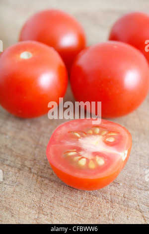 Köstliche Tomaten auf einem Schneidebrett Stockfoto