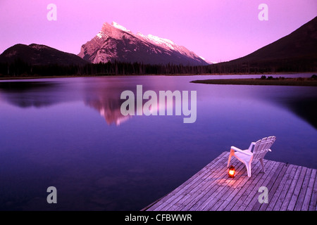 Liegestuhl am Dock am Mount Rundle, Banff Nationalpark, Alberta, Kanada Stockfoto