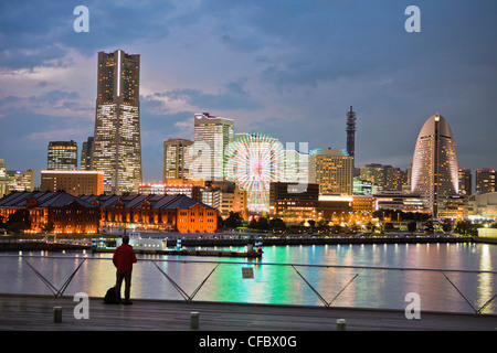 Japan, Asien, Yokohama, Stadt, Skyline, Wahrzeichen, Fähren, Rad, Architektur, Boot, Lichter, Skyline, Nacht Stockfoto