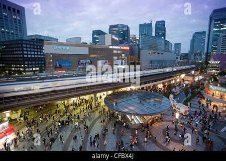 Japan, Asien, Tokio, Stadt, Hochgeschwindigkeitszug, Yurakucho, Station, Architektur, hell, Hochgeschwindigkeitszug, beschäftigt, Farben, Metropole, Moder Stockfoto