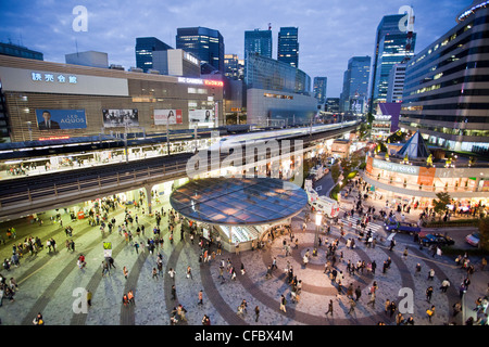 Japan, Asien, Tokio, Stadt, Hochgeschwindigkeitszug, Yurakucho, Station, Architektur, hell, Hochgeschwindigkeitszug, beschäftigt, Farben, Metropole, Moder Stockfoto