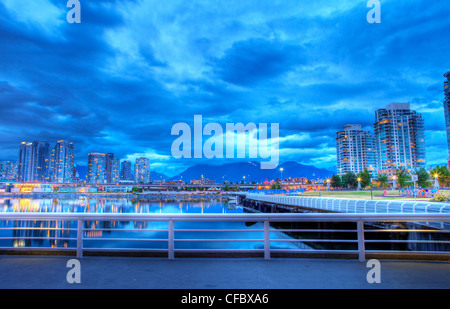 False Creek und Cambie St. Bridge, Abend, Vancouver, Britisch-Kolumbien, Kanada Stockfoto