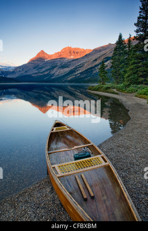 Kanu am Bow Lake entlang des Icefields Parkway, Alberta, Kanada Stockfoto