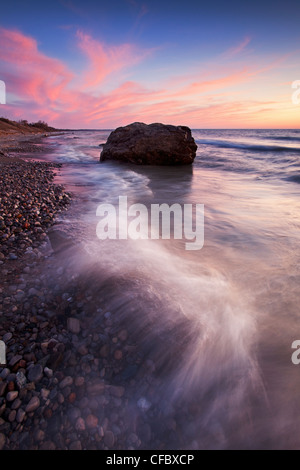 Wellen am Ufer des Lake Huron bei Sonnenuntergang in der Nähe von Grand Bend Ontario, Kanada Stockfoto