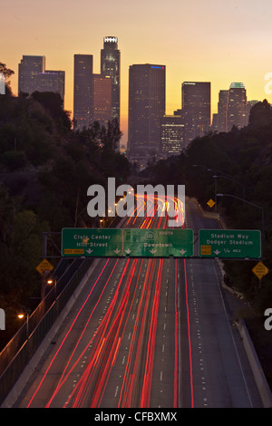 USA, USA, Amerika, Kalifornien, Los Angeles, Stadt, Autobahn, Park Row, Ansicht, Gebäude, beschäftigt, Farben, Zeichen, Skyline, s Stockfoto