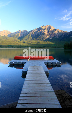 Rote Kanu auf Dock am Pyramid Lake mit Pyramide Berg, Jasper Nationalpark, Alberta, Kanada. Stockfoto