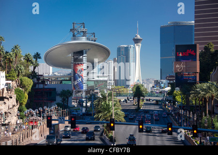 USA, USA, Amerika, Nevada, Las Vegas, Stadt, Strip, Avenue, Stratosphere Tower, Architektur, beschäftigt, Autos, Kasinos, cent Stockfoto