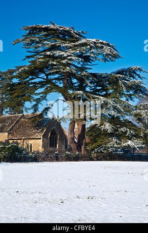 Schneereichen Winter Blick auf St. Peter Kirche in Cotswold Dorf Ampney St Peter, Gloucestershire, England, Großbritannien Stockfoto