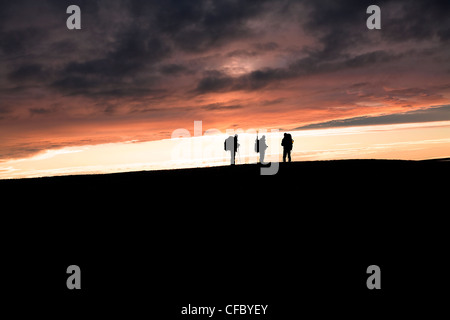 Menschen wandern in die Tundra, Simpson Strait, King William Island, Nunavut, Kanada Stockfoto