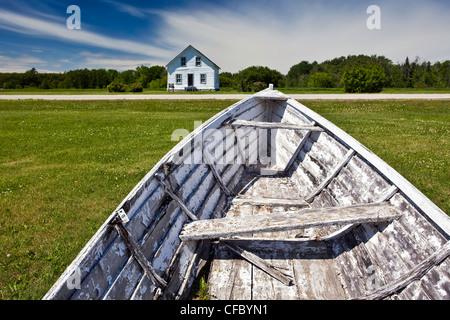 Altes Boot und einem Sigurgeirsson Blockhaus. Hecla Dorf, Hecla Island Provincial Park, Manitoba, Kanada. Stockfoto