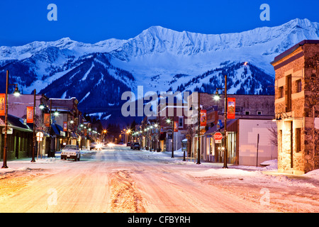 Nachtansicht der Victoria Avenue und Eidechse im Winter, Fernie, BC, Kanada. Stockfoto