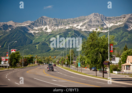 Blick auf Highway 3 und Eidechse Palette zeigt Fernie Alpine Resort, Fernie, BC, Kanada. Stockfoto