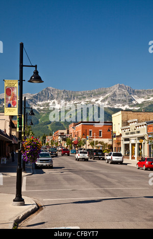 Sommer Blick auf Victoria Avenue und Eidechse Range, Fernie, BC, Kanada. Stockfoto