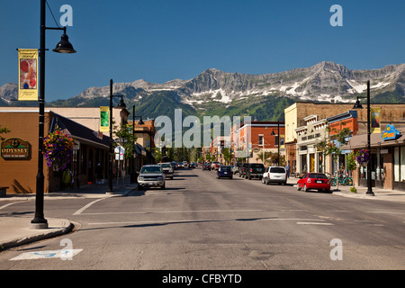 Sommer Blick auf Victoria Avenue und Eidechse Range, Fernie, BC, Kanada. Stockfoto