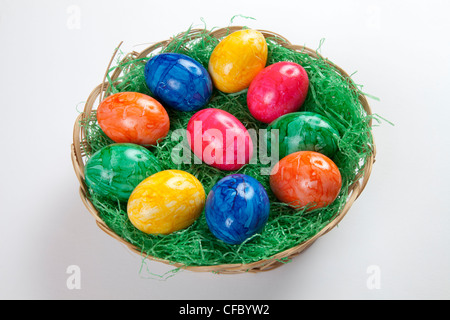 Korb mit gefärbten Eiern Stockfoto