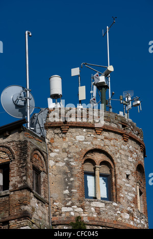 Array von Handy-Masten und Antennen auf einer alten runden Turm in Italien Stockfoto