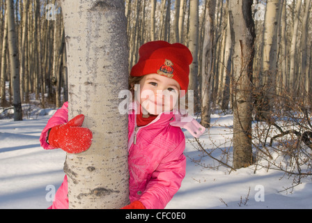 Junge Mädchen genießt ein Rocky Mountain Neuschnee in der Nähe von Jasper, Alberta, Kanada. Stockfoto