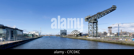 Hochauflösende Panorama des Flusses Clyde in Glasgow zeigt Finnieston Crane, Gürteltier, Bell Bridge und Science Tower. Stockfoto