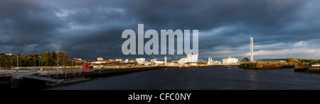 Große und hochauflösende Panorama des River Clyde in Glasgow Sehenswürdigkeiten im Sonnenlicht Leuchten, wie stürmische Wolken Webstuhl zeigt. Stockfoto