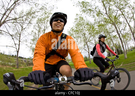 Zwei Radfahrer pendeln in der Innenstadt von Calgary, AB Stockfoto