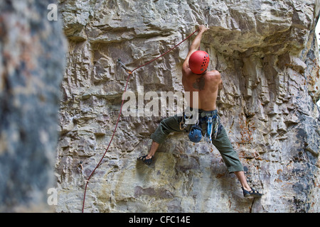 Ein junger Mann Klettern eine Sport-Route am Lake Louise, AB Stockfoto