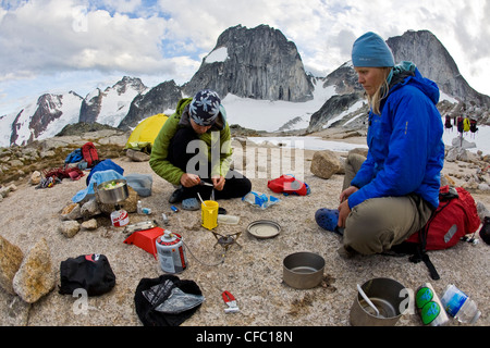 Zwei weibliche Bergsteiger bereiten eine Mahlzeit in Bugaboo Provincial Park, BC. Stockfoto