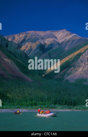 Rafting der Gebirgsfluss - Mackenzie Mountains, NWT, Kanada. Stockfoto