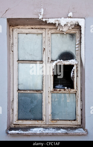 Ein zerbrochenes Fenster mit Eis und Schnee bedeckt es im extremen-25 Grad kalten Februar 2012, Vilnius, Litauen Stockfoto