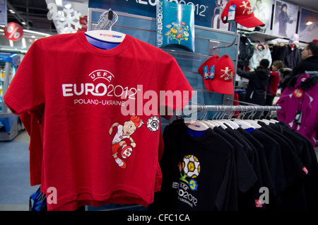 WARSCHAU, POLEN-JAN. 24: offizielles Merchandise von Fußball Eurocup in einem Geschäft auf 24. Januar 2012 in Warschau, Polen verkauft. Ukraine und Polen wird Co-Moderator EURO 2012 Fußball-Europameisterschaft. Stockfoto