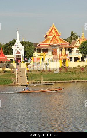 Longtail Sampan in Pa Sak Fluss mit Wat Monthop, Ayutthaya, Thailand Stockfoto