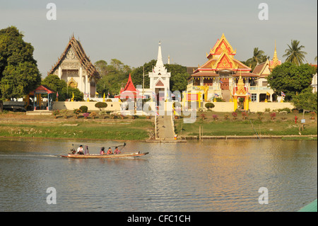 Longtail Sampan in Pa Sak Fluss mit Wat Monthop, Ayutthaya, Thailand Stockfoto