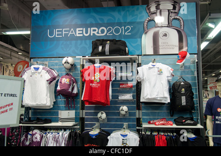 WARSCHAU, POLEN-JAN. 24: offizielles Merchandise von Fußball Eurocup in einem Geschäft auf 24. Januar 2012 in Warschau, Polen verkauft. Ukraine und Polen wird Co-Moderator EURO 2012 Fußball-Europameisterschaft. Stockfoto