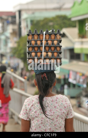 Frau mit Eiern auf dem Kopf über die Brücke der Freundschaft von Mae Sot, Thailand, Myawaddy, Myanmar (Burma) Stockfoto