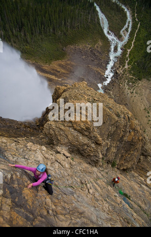 Ein weibliche Kletterer steigt die gespeisten Wasserfälle-Route (5.6) im Yoho National Park, BC Stockfoto